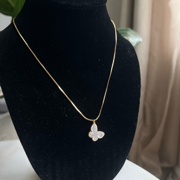 Jewelry - 🩷- white and Gold Butterfly Pendant Necklace